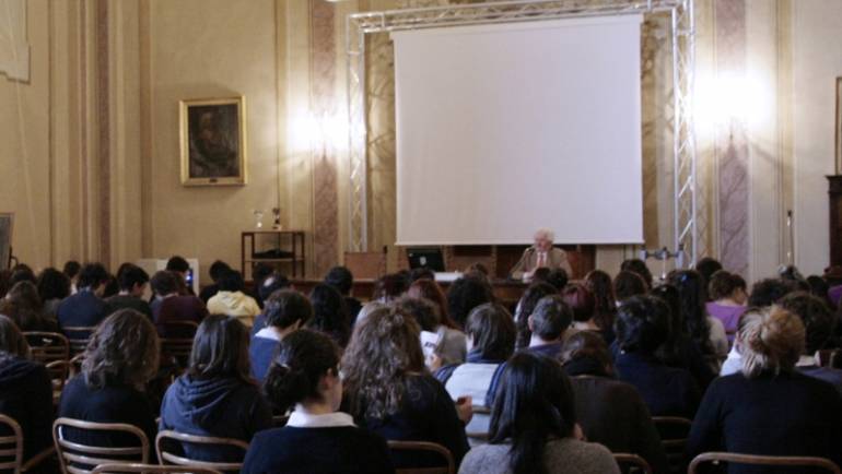 Toscanalibri.it: Dialogo con i cipressi di Bolgheri. Luigi Oliveto legge Carducci al Liceo Piccolomini