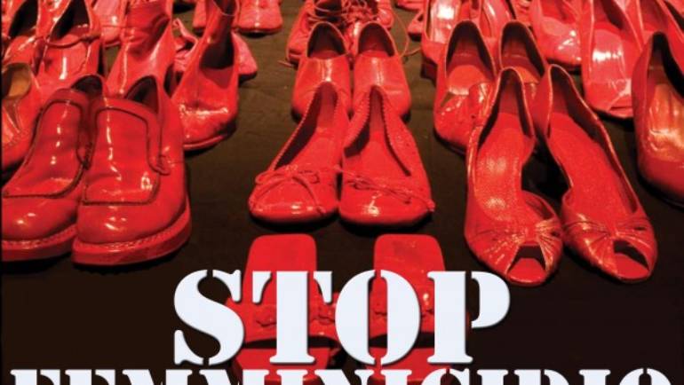 Il Corriere di Siena: Scarpe rosse davanti a negozi e case. Mobilitazione contro il femminicidio